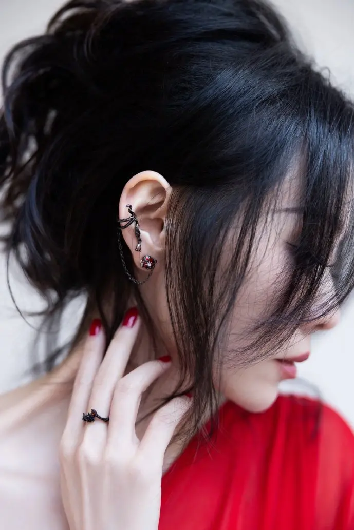 警方查获的盗版影视服务器